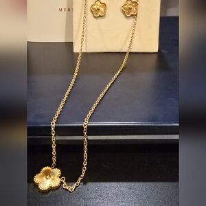 Elegant Gold Clover Necklace Set